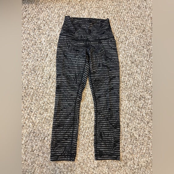 lululemon stripped capri legging size 0 - Picture 2 of 4